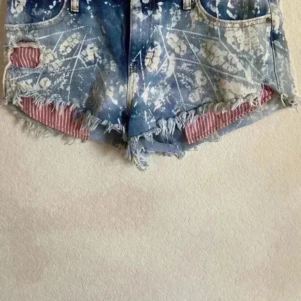 Free People Shibori Tribal Bleach Wash Frayed Hem Micro Denim Shorts Size 28